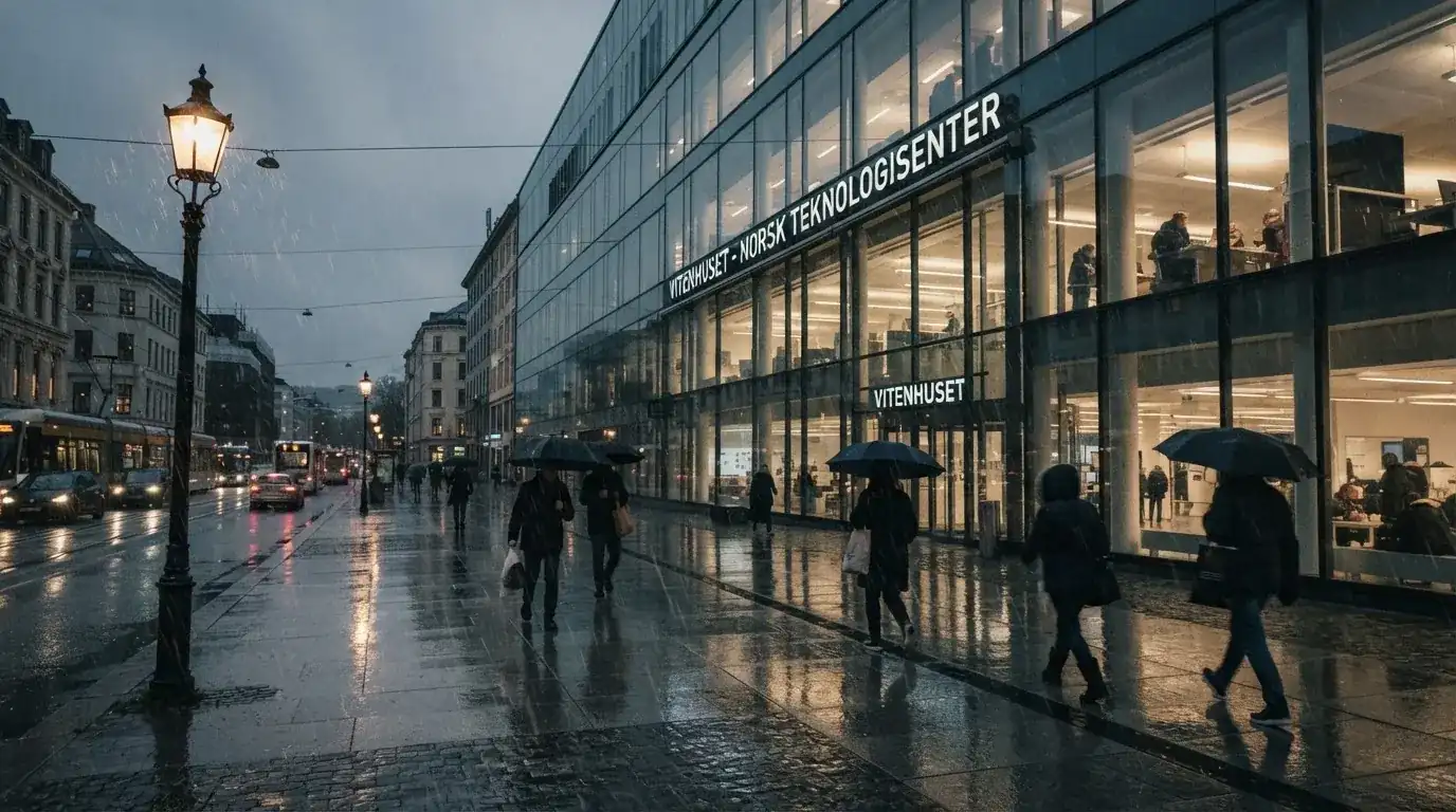 Bankfilial med store vinduer i en norsk by i regnvær, noen med paraplyer utenfor